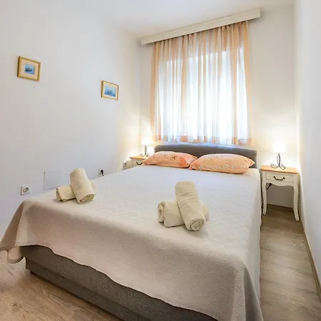 Ella Apartment *