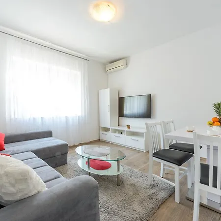 Apartment Ella *